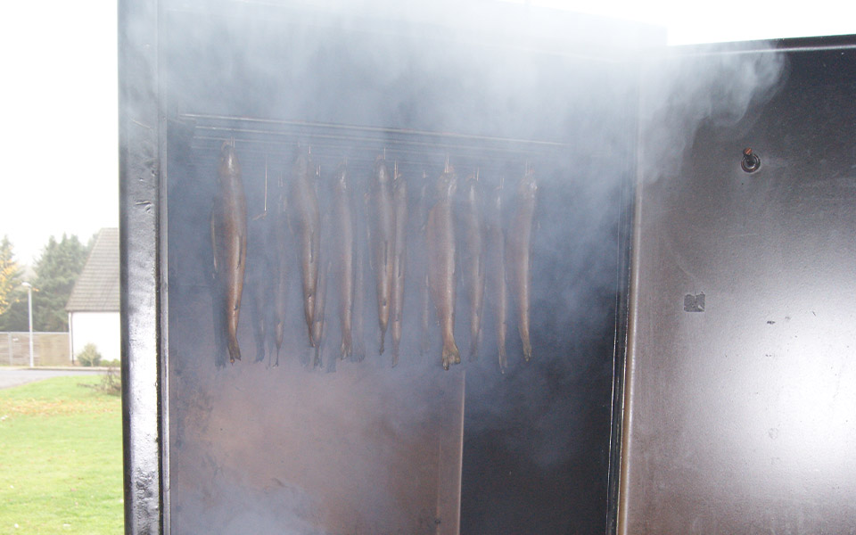 AG Räuchern, Forellen im Räucherofen